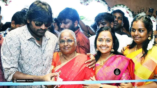 Vijay Sethupathi with His Wife and Mother